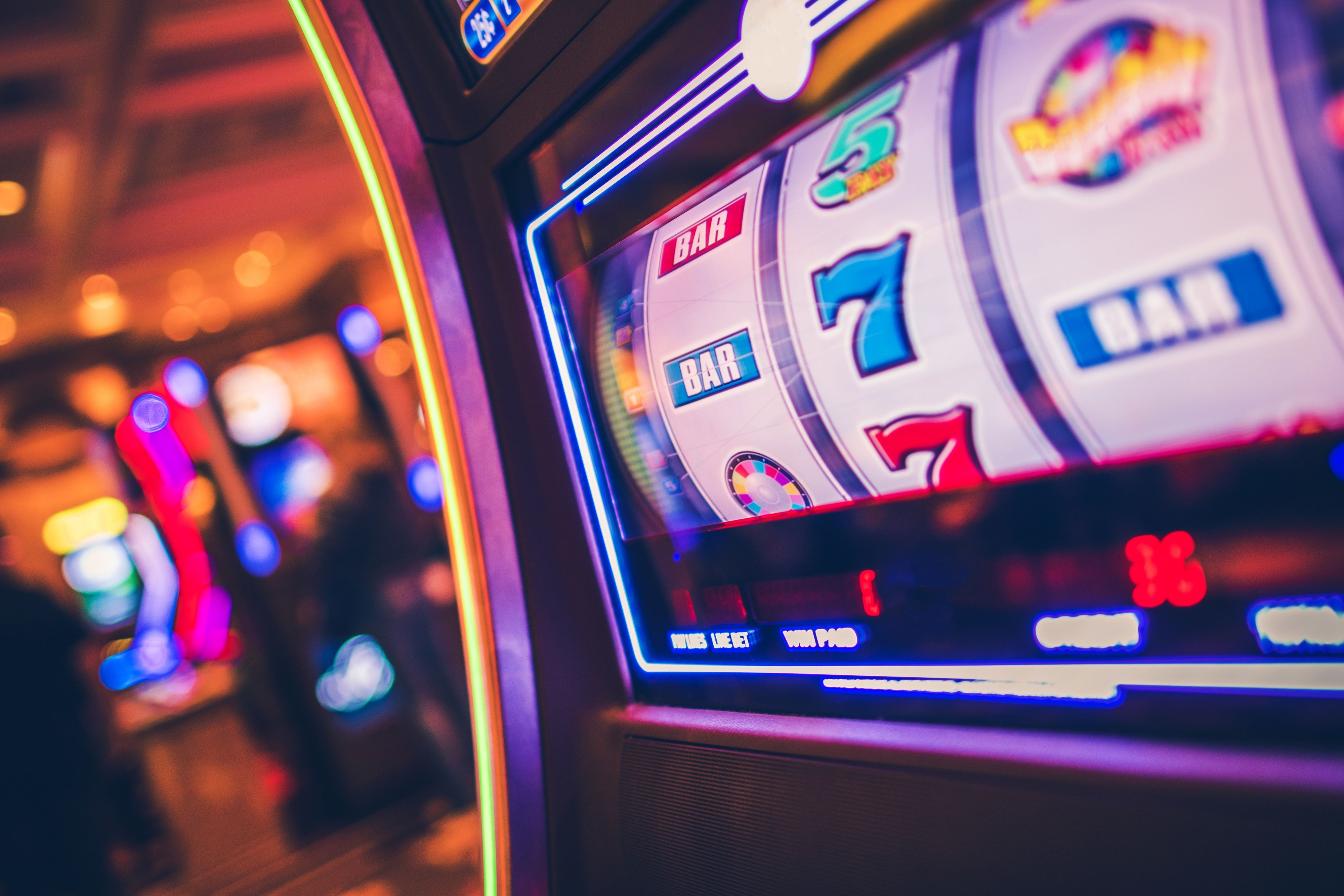 Live French Roulette table with dealer and betting layout on idamantoto platform